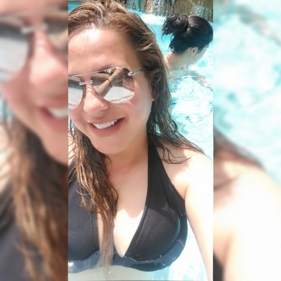 Meet your Posher, Sylvia - Picture 1 of 1